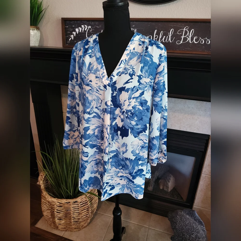 Jones New York Blue and White 3/4 Sleeve Relaxed Blouse - Picture 7 of 8